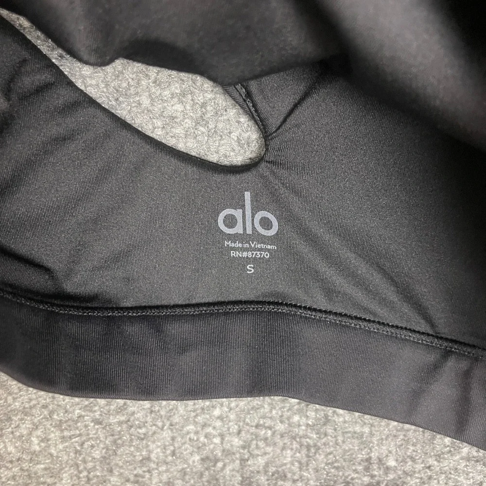 NEW Alo Yoga Peak Bra Womens Size S Black New Slash Out Cutout Crop Top